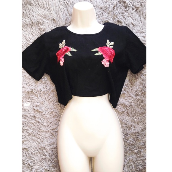 Embroidered crop top 🌸 - Picture 2 of 4